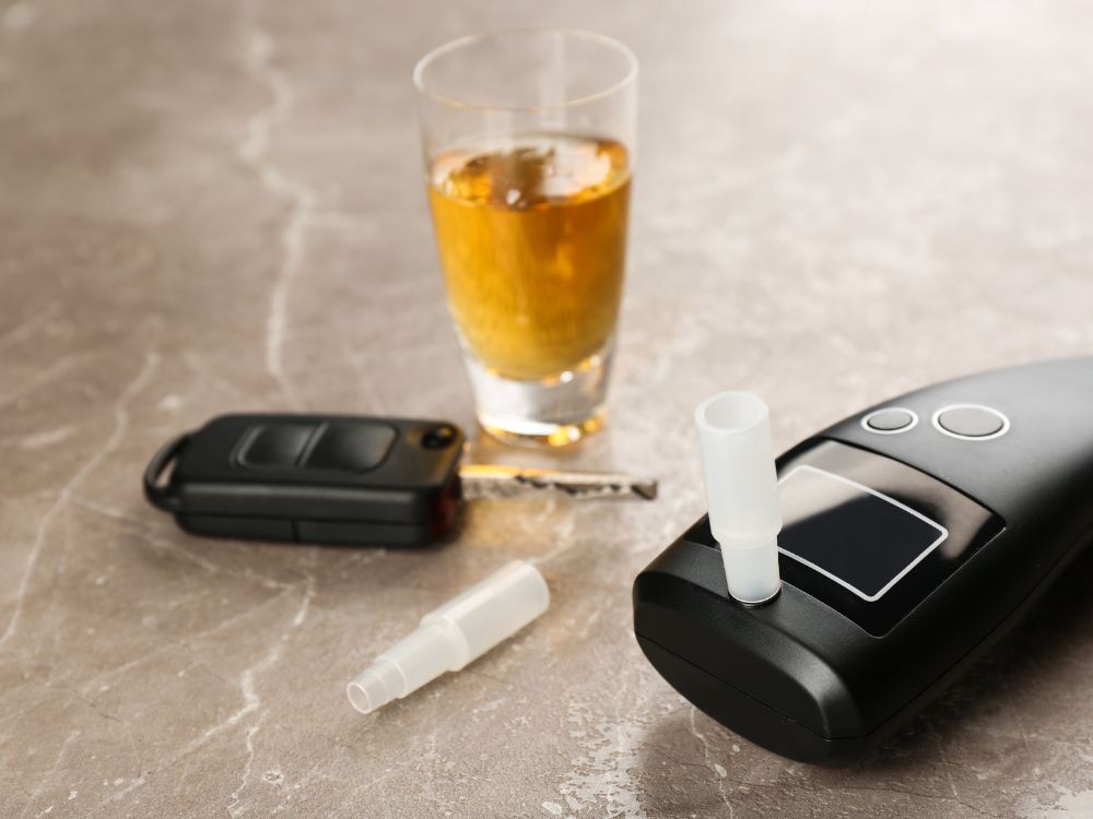 【2025年】アルコールチェッカーの仕組みとは？業務用・市販用の違いも解説